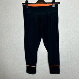 Woman's Adidas Cropped Leggings
Size Small, color navy blue like black